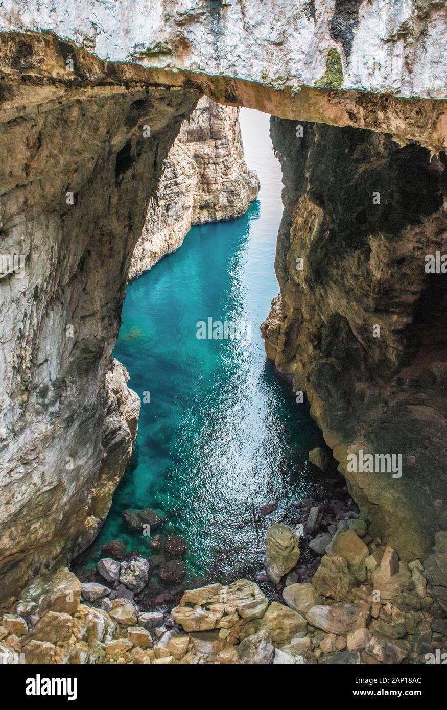 Gaeta (Italie) - La petite ville portuaire sur la mer, province de Latina, avec 'Montagna Spaccata' et 'la montagne cassée Grotta del Turco' cave Banque D'Images
