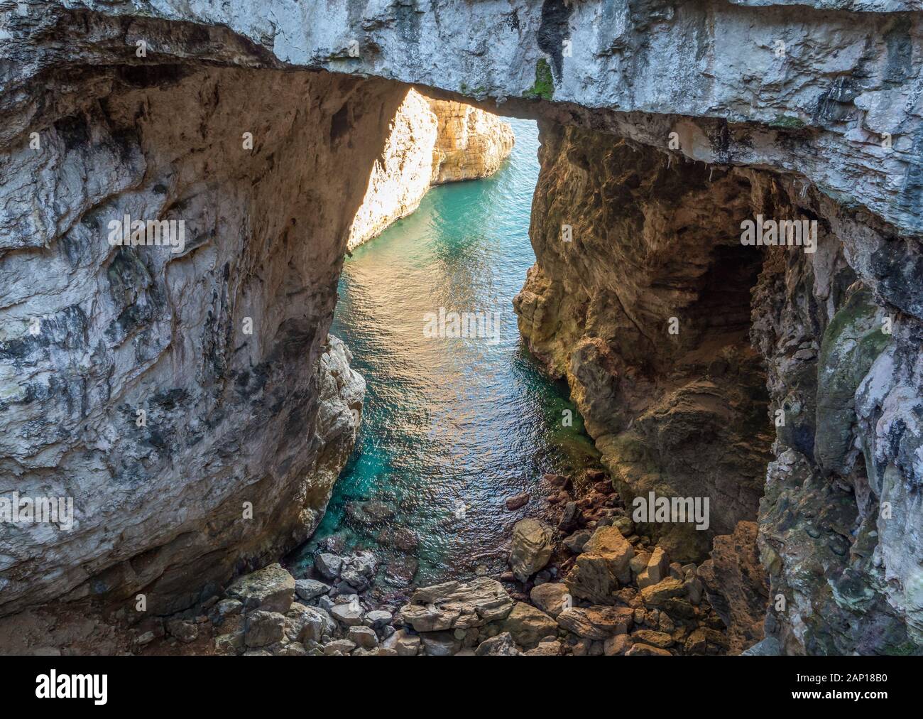 Gaeta (Italie) - La petite ville portuaire sur la mer, province de Latina, avec 'Montagna Spaccata' et 'la montagne cassée Grotta del Turco' cave Banque D'Images