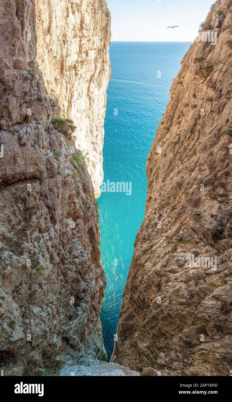 Gaeta (Italie) - La petite ville portuaire sur la mer, province de Latina, avec 'Montagna Spaccata' et 'la montagne cassée Grotta del Turco' cave Banque D'Images