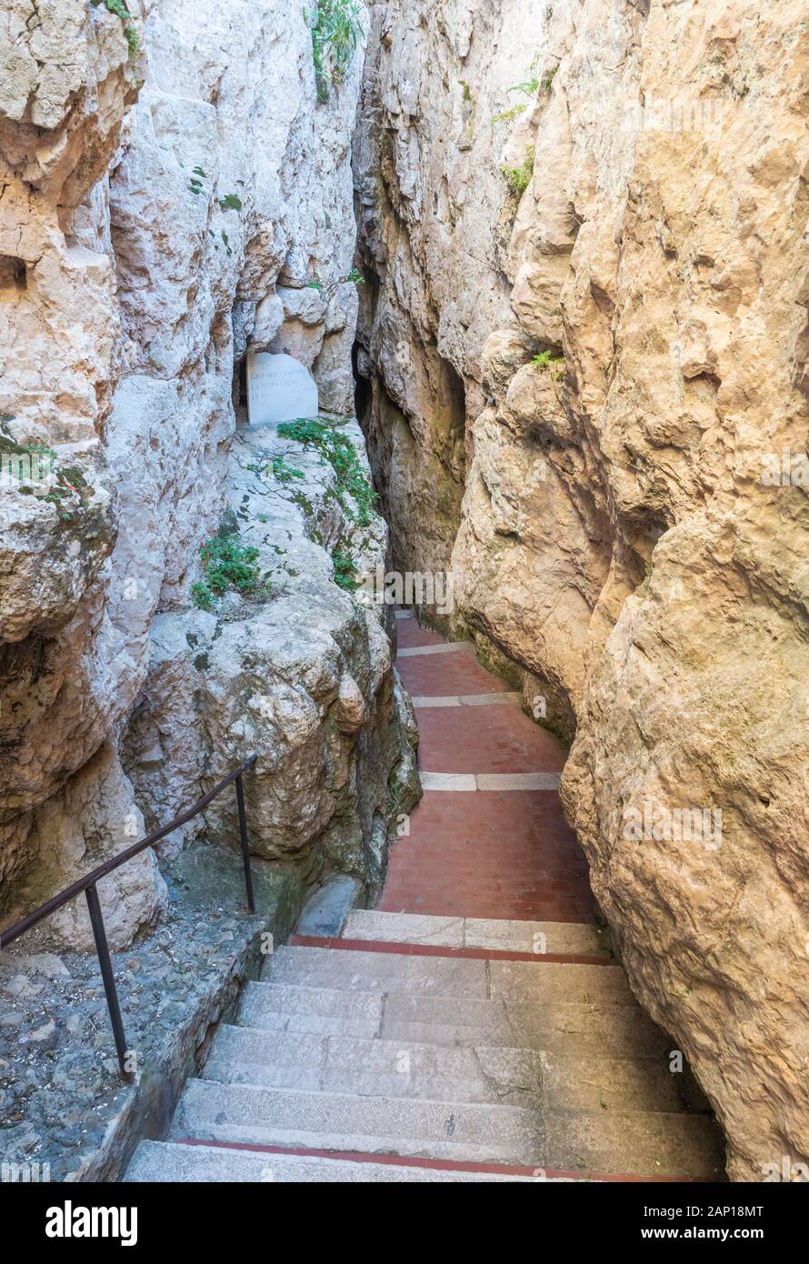 Gaeta (Italie) - La petite ville portuaire sur la mer, province de Latina, avec 'Montagna Spaccata' et 'la montagne cassée Grotta del Turco' cave Banque D'Images