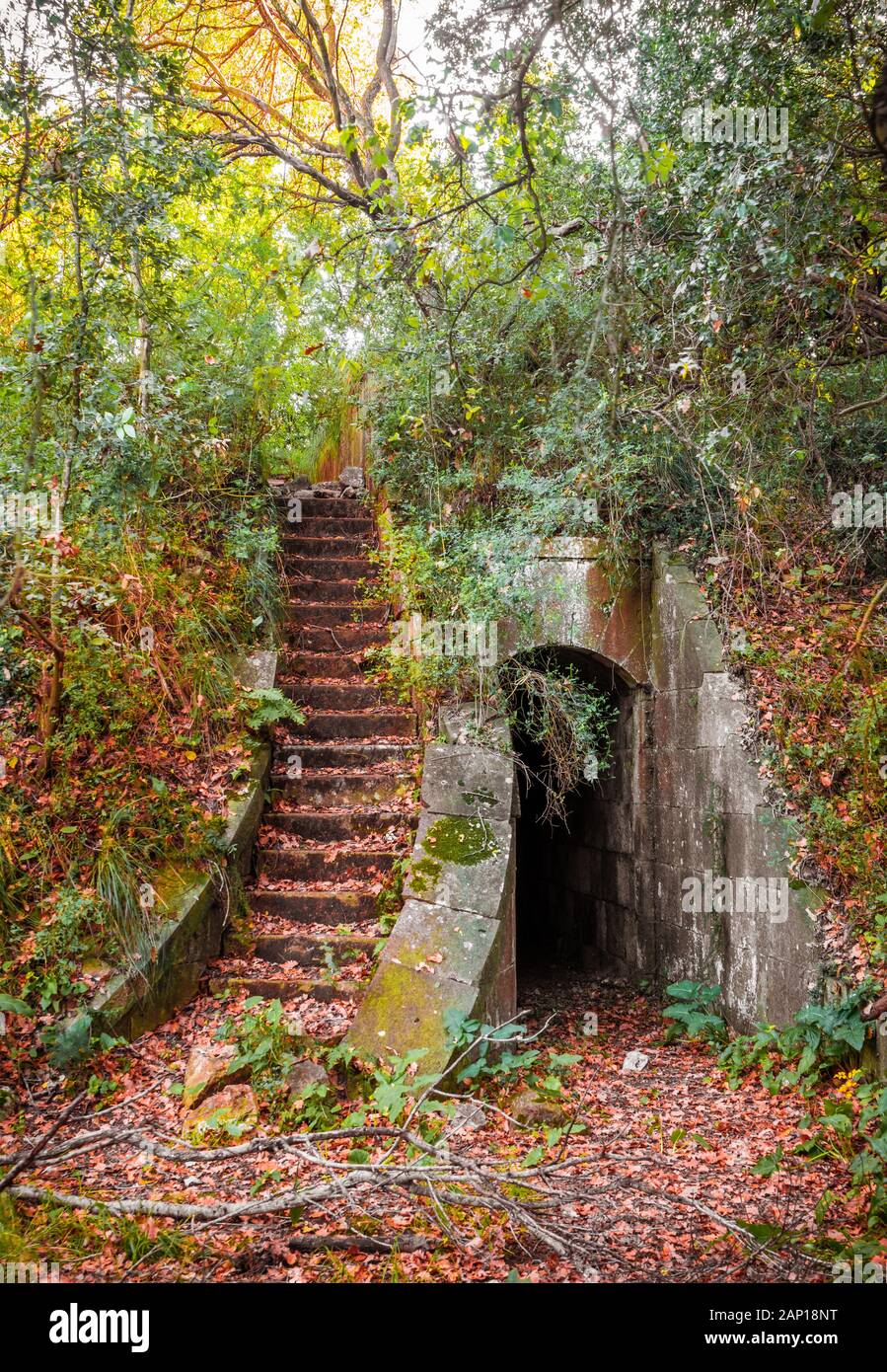 Gaeta (Italie) - La petite ville portuaire sur la mer, province de Latina, avec 'Montagna Spaccata' et 'la montagne cassée Grotta del Turco' cave Banque D'Images
