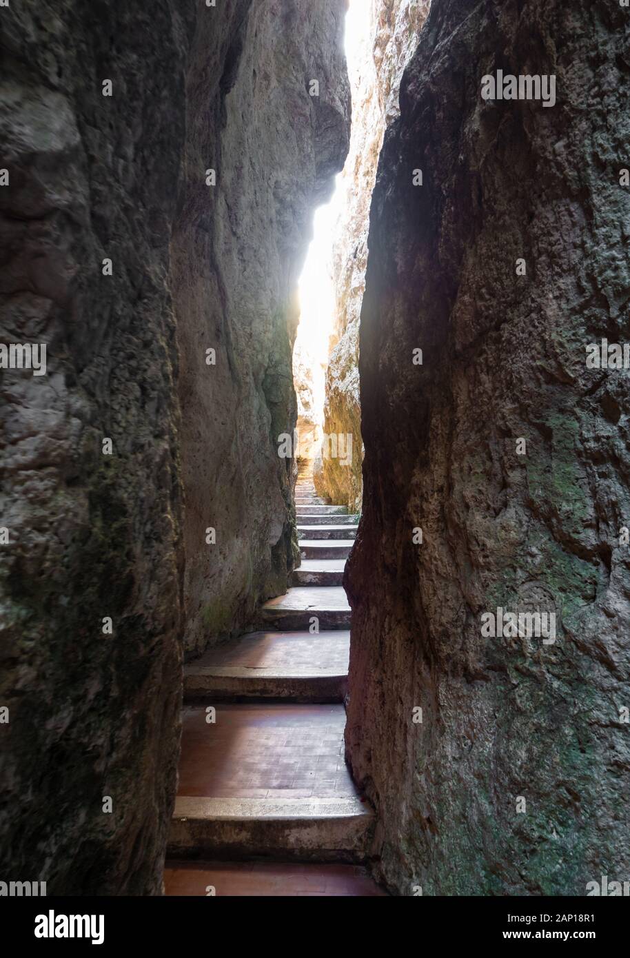Gaeta (Italie) - La petite ville portuaire sur la mer, province de Latina, avec 'Montagna Spaccata' et 'la montagne cassée Grotta del Turco' cave Banque D'Images