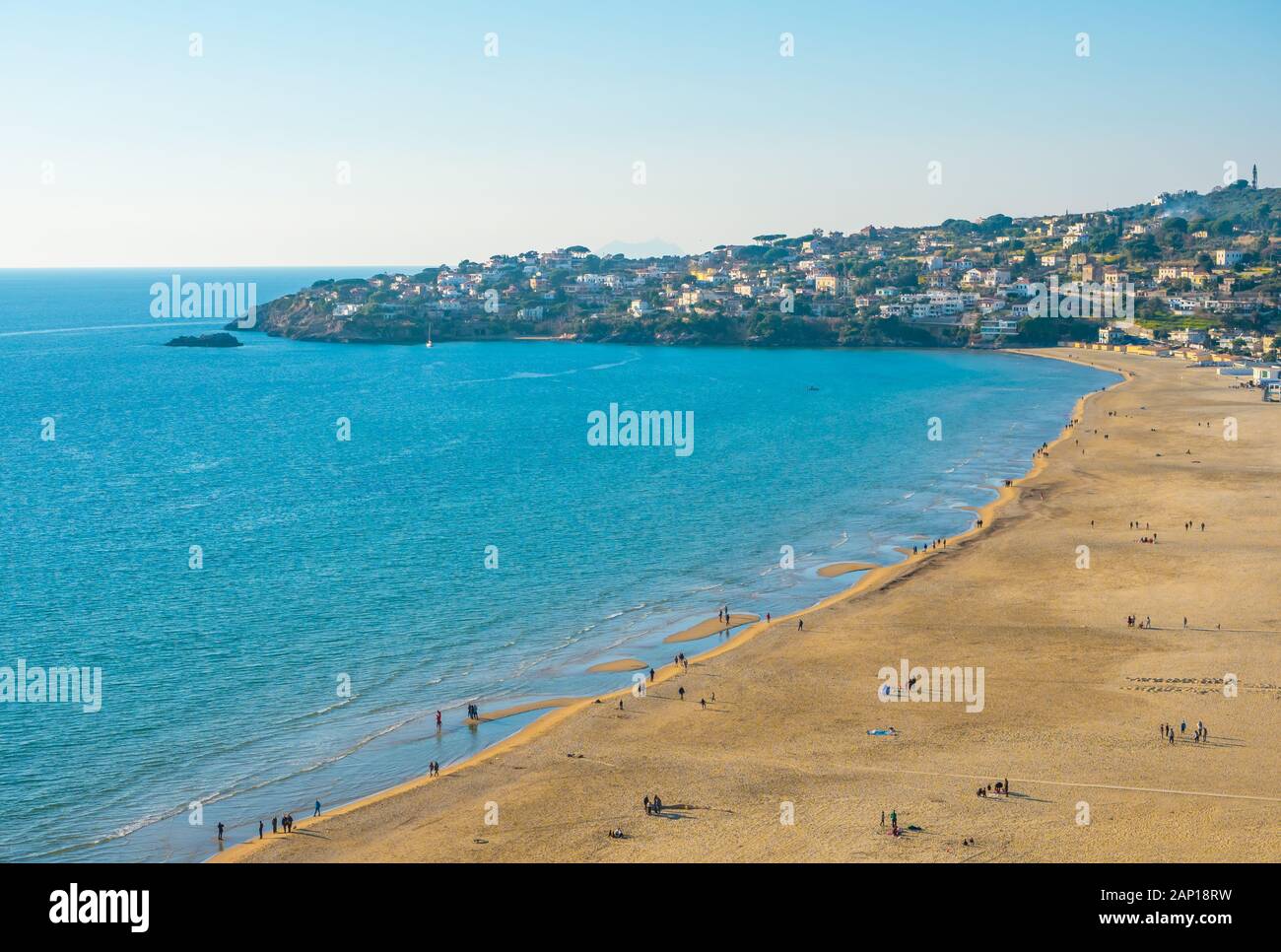 Gaeta (Italie) - La petite ville portuaire sur la mer, province de Latina, avec 'Montagna Spaccata' et 'la montagne cassée Grotta del Turco' cave Banque D'Images