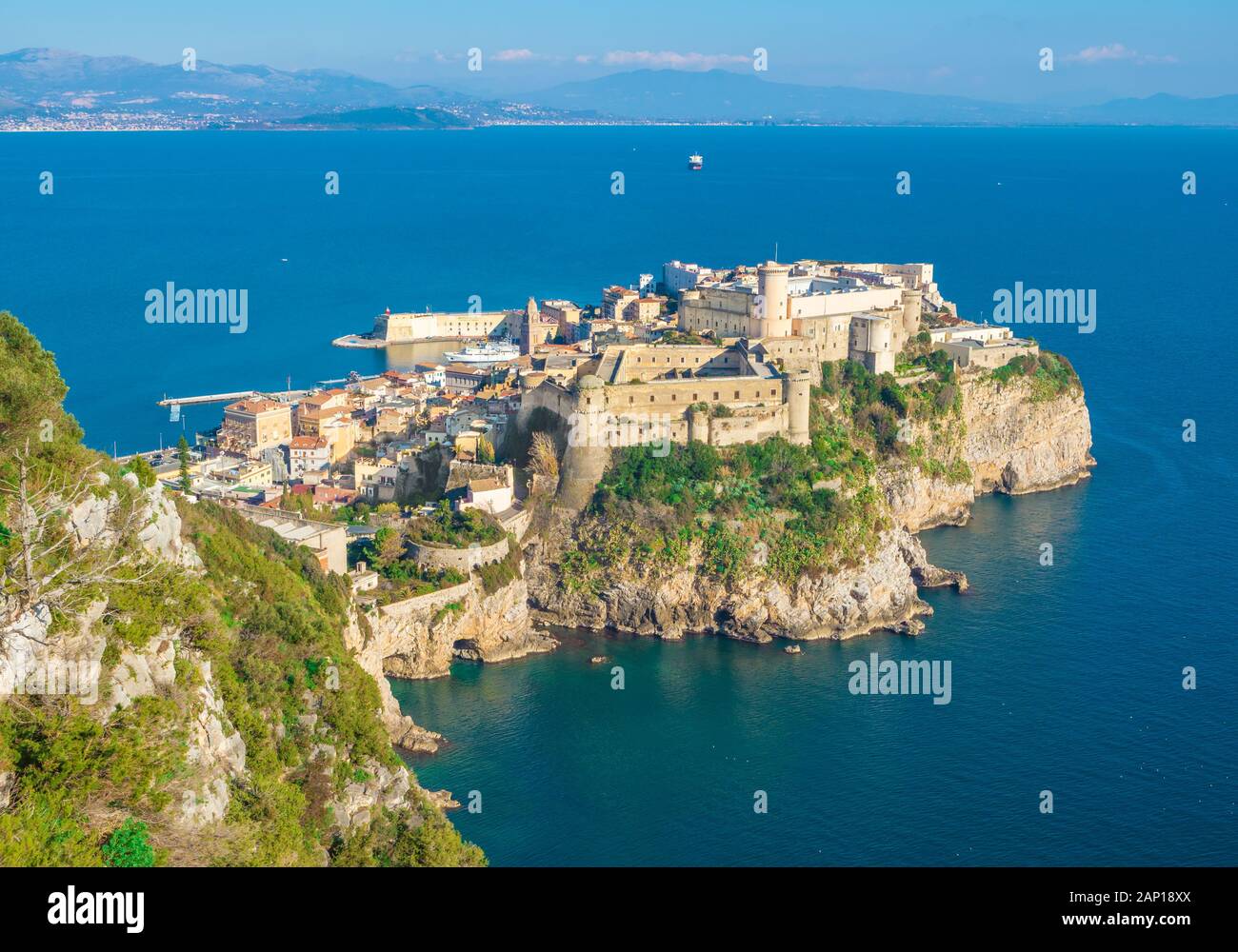 Gaeta (Italie) - La petite ville portuaire sur la mer, province de Latina, avec 'Montagna Spaccata' et 'la montagne cassée Grotta del Turco' cave Banque D'Images