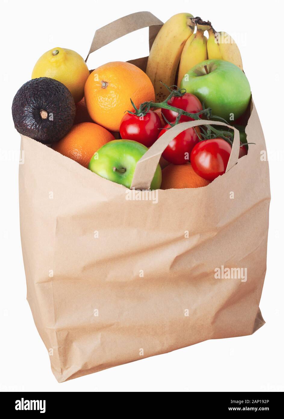 Brown panier rempli à craquer avec une variété de fruits frais. Découper l'isolement sur fond blanc. Banque D'Images