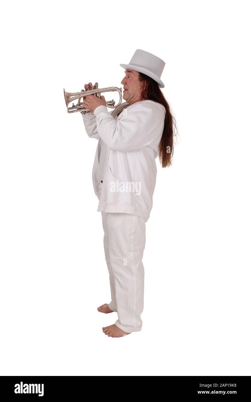 L'âge moyen d'un homme autochtone debout dans un costume blanc et blanc hat jouer de sa trompette avec ses longs cheveux, isolée pour fond blanc Banque D'Images