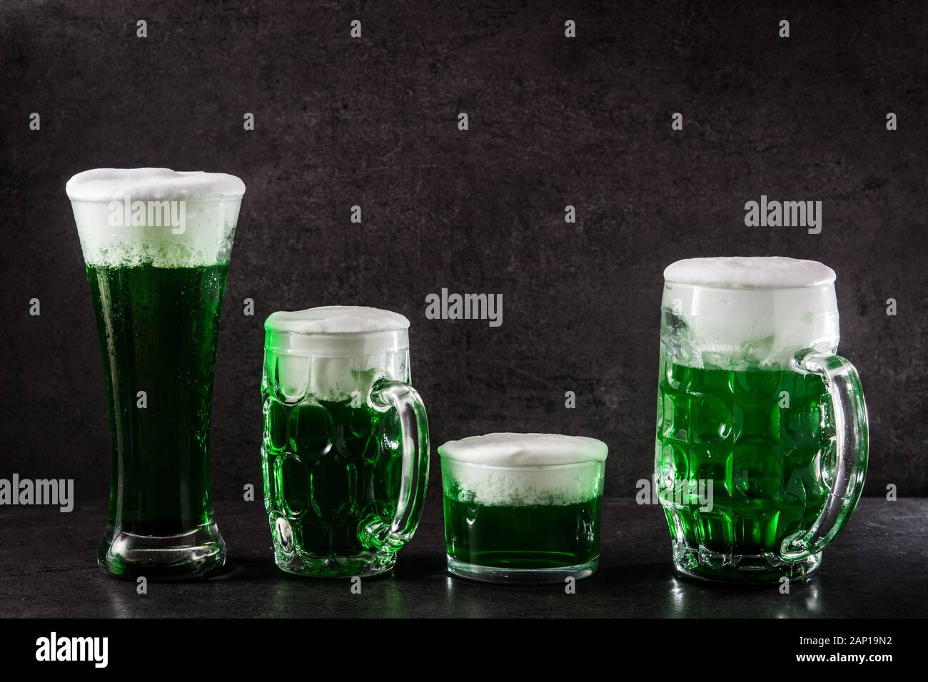 St Patrick's Day traditionnelles bières vertes sur fond noir. Banque D'Images