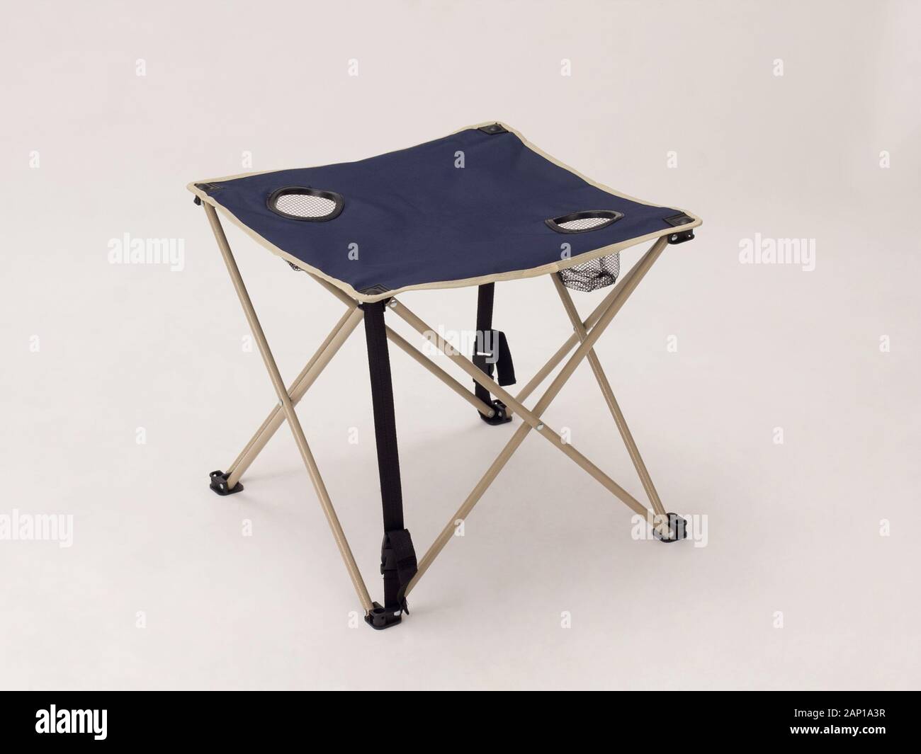 Table pliable en toile de camping isolé sur fond blanc Banque D'Images