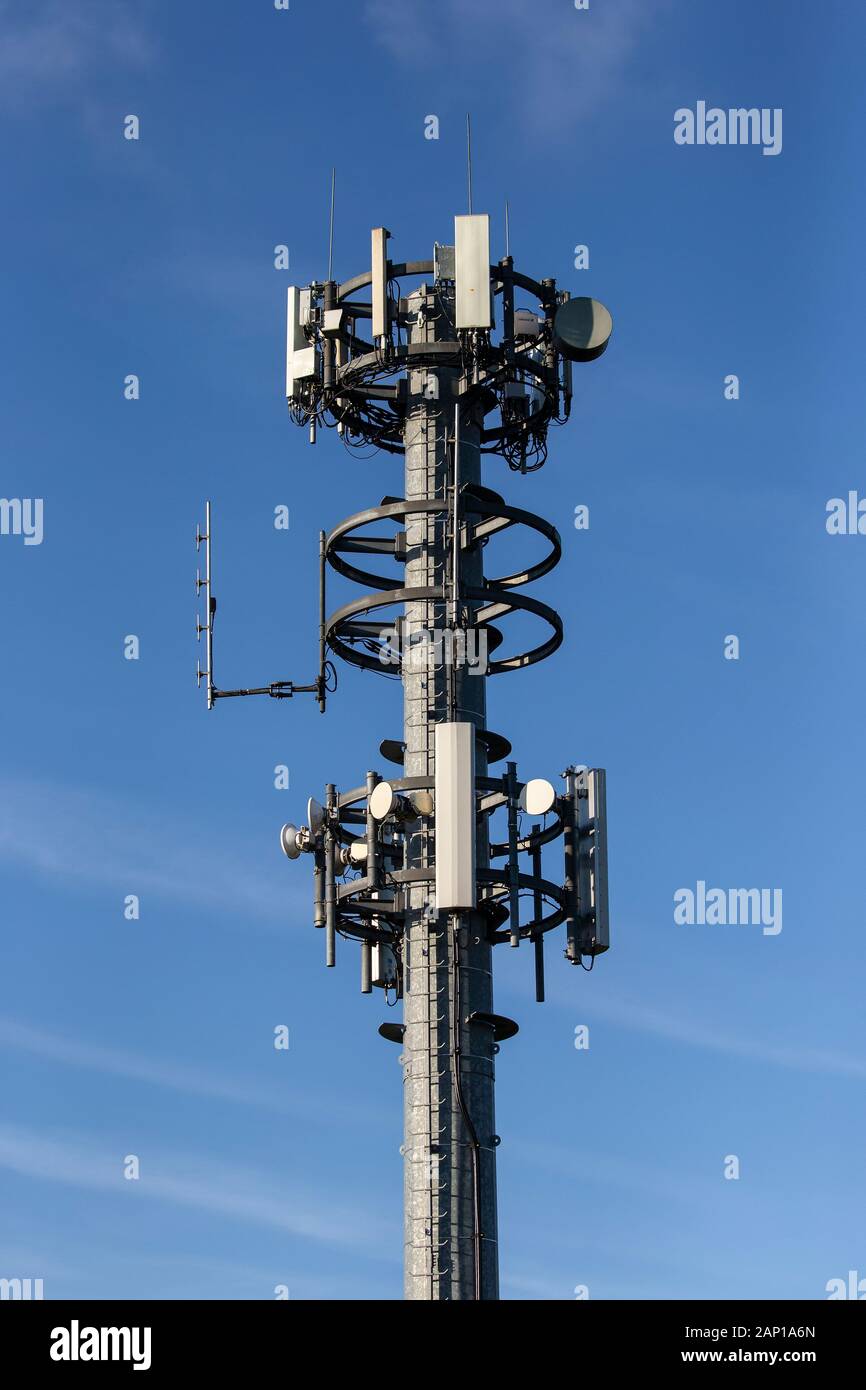 Mât de radio ou tour des antennes utilisées dans la transmission de la téléphone mobile ou les signaux de téléphone cellulaire Banque D'Images