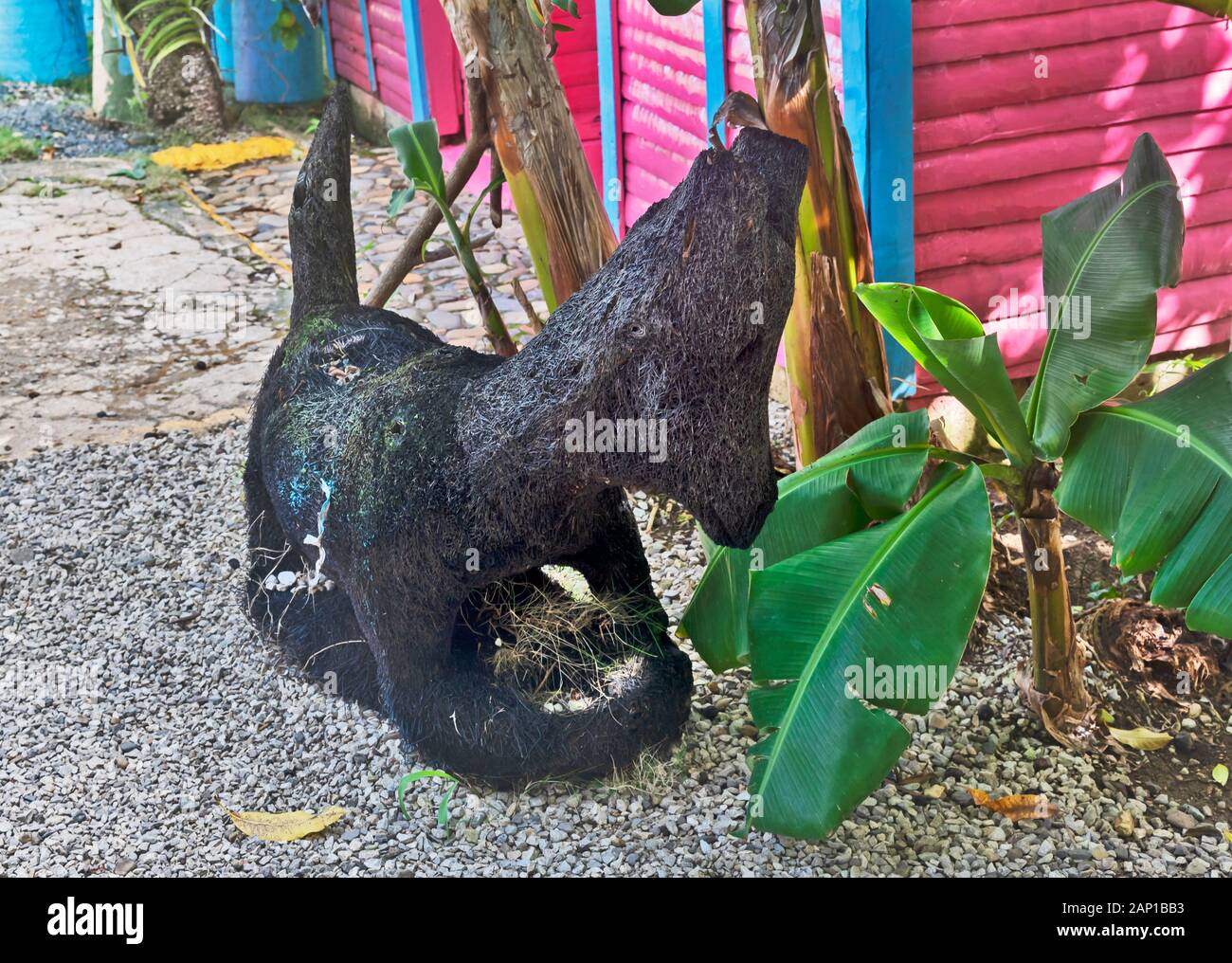 Improviser une sculpture en bois d'un chien près du seuil, Maria's house, café et cacao ferme, Punta Cana , la République Dominicaine Banque D'Images