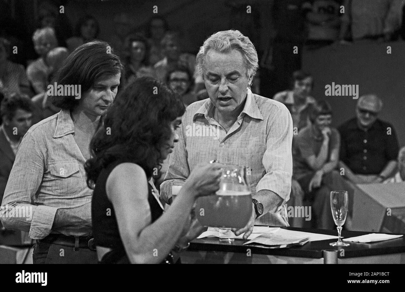 Hanns Joachim Hajo Friedrichs, deutscher journaliste, bei einer Diskussionsrunde à Hamburg, Deutschland um 1981. Journaliste allemand Hanns Joachim Hajo Friedrichs lors d'une discussion à Hambourg, Allemagne vers 1981. Banque D'Images