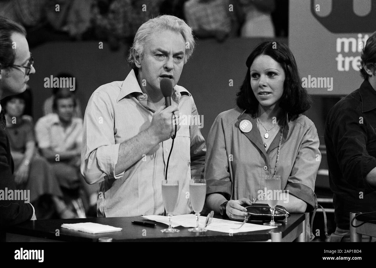 Hanns Joachim Hajo Friedrichs, deutscher journaliste, bei einer Diskussionsrunde à Hamburg, Deutschland um 1981. Journaliste allemand Hanns Joachim Hajo Friedrichs lors d'une discussion à Hambourg, Allemagne vers 1981. Banque D'Images