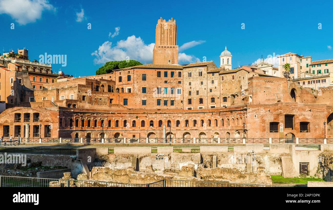 Forum de Trajan avec l'ancien marché, Rome, Italie. Le Forum de Trajan est un monument historique de Rome. Ruines de grands bâtiments de Rome antique en été. Panorama de Banque D'Images