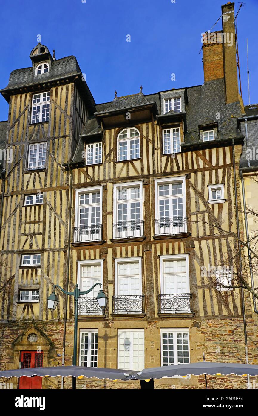 RENNES, FRANCE -28 DEC 2019- médiévale colorée de style Normandie ...