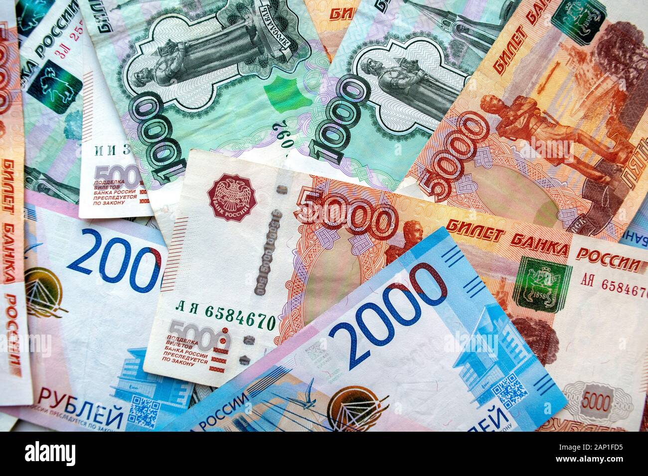 Monnaie nationale russe, vue de dessus des billets à roubles mixtes. Mille, deux mille, cinq mille roubles. Banque D'Images