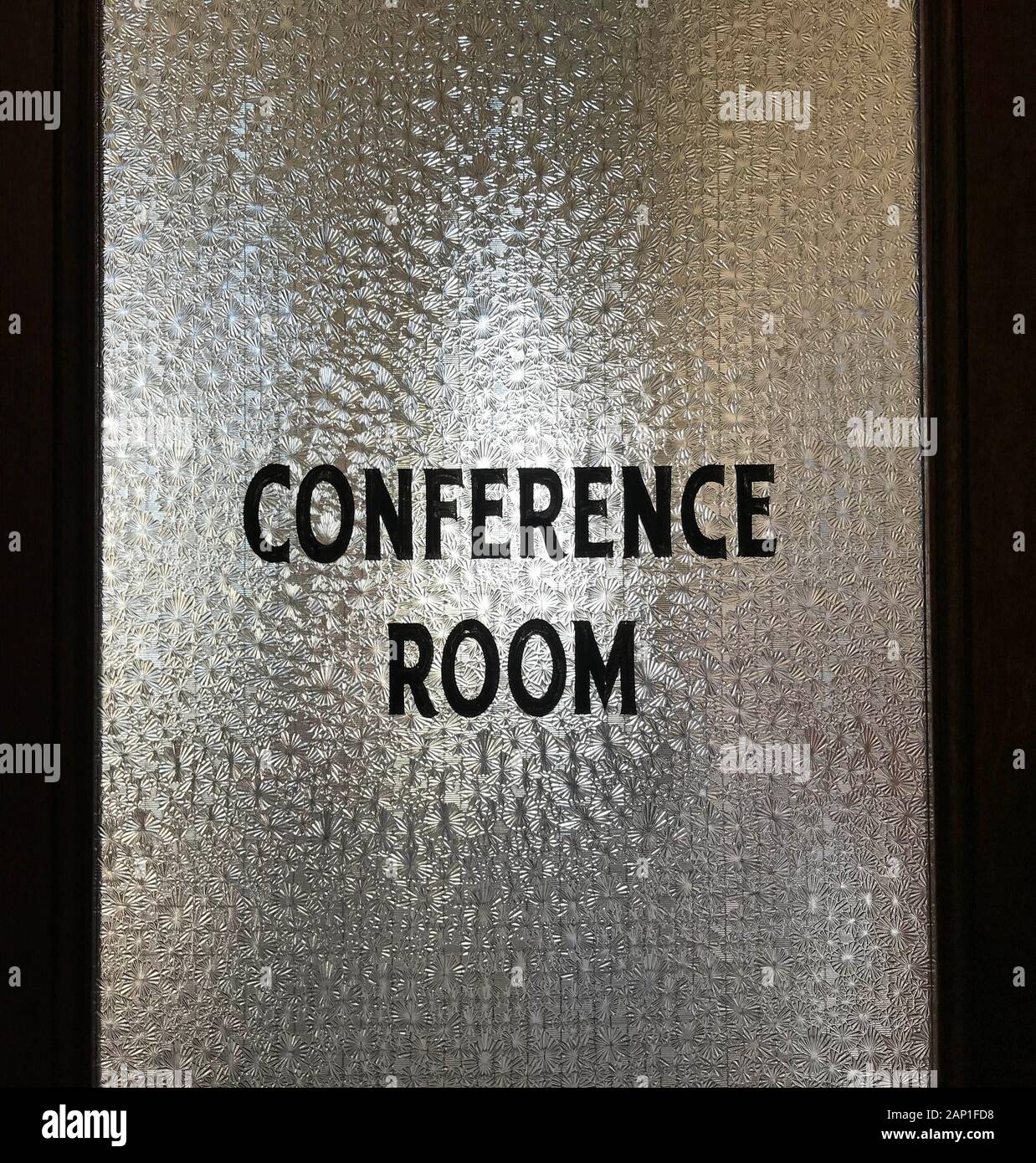 Une salle de conférence rétro avec porte en verre opaque Banque D'Images