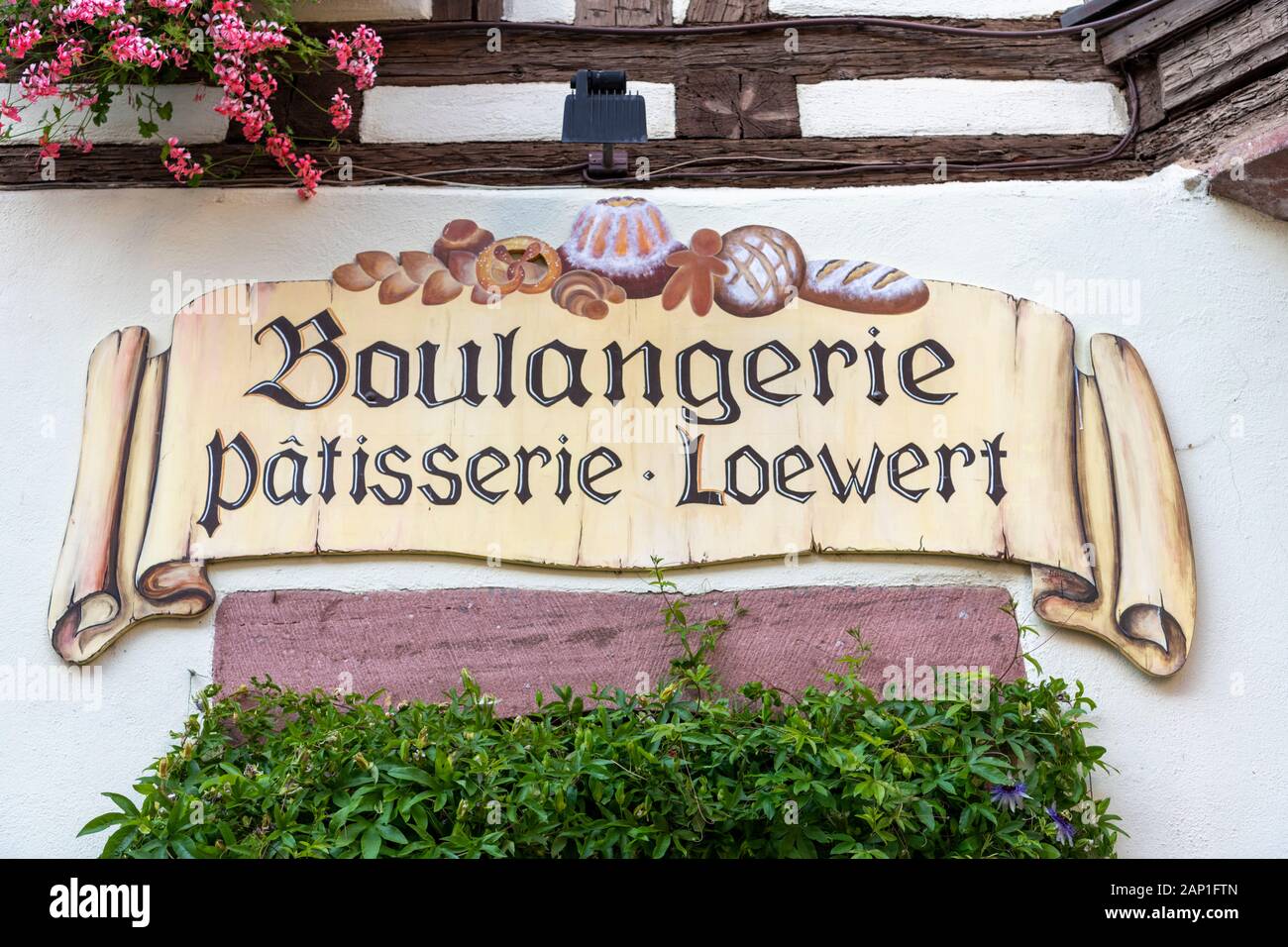 Le signe pour la boulangerie ou boulangerie patisserie Loewert Kayserberg en Alsace France Banque D'Images