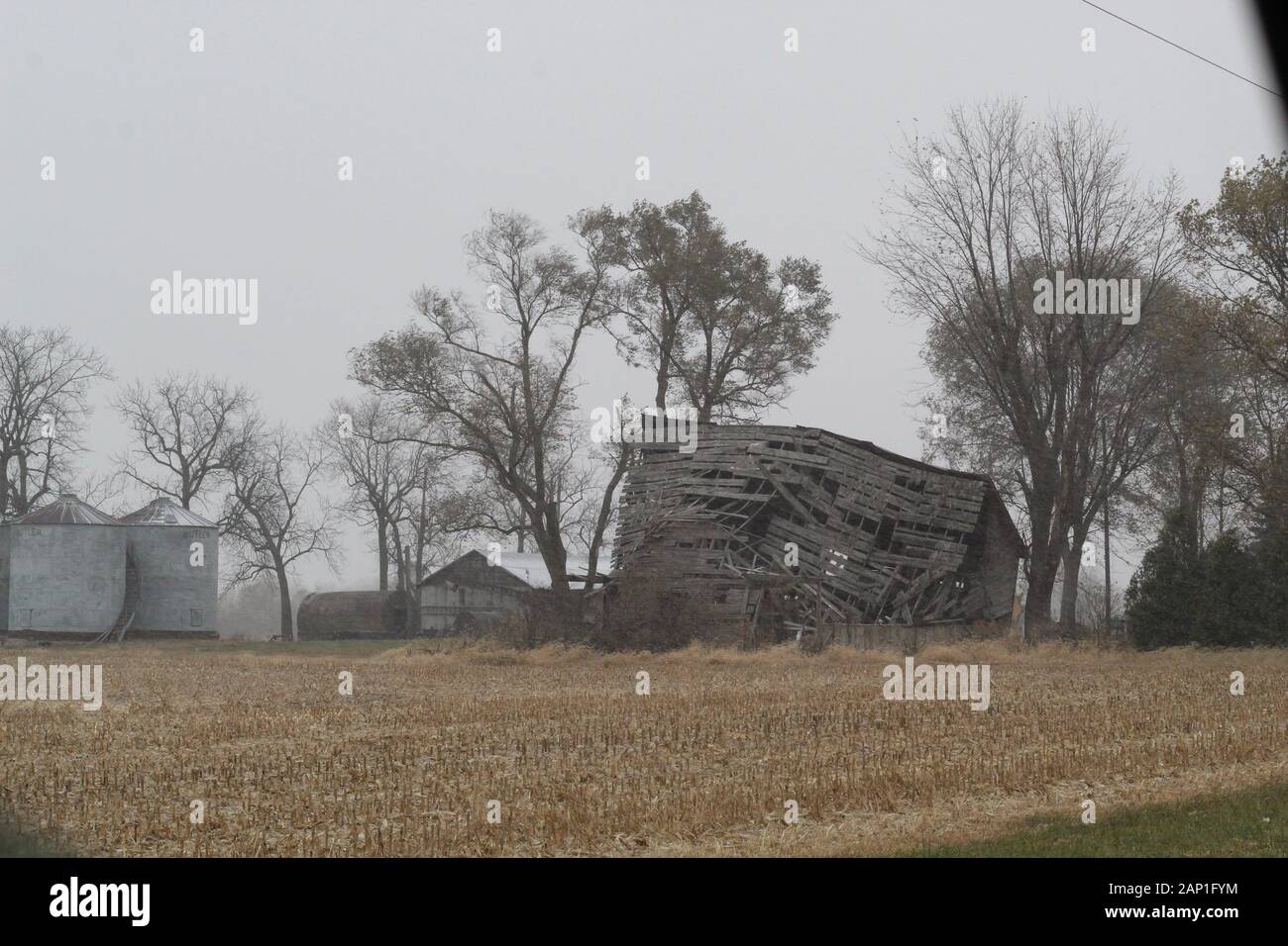 Il neige sur un vieux hangar qui a été abandonnée et les silos à grains près de Hoopeston, Illinois, États-Unis Banque D'Images