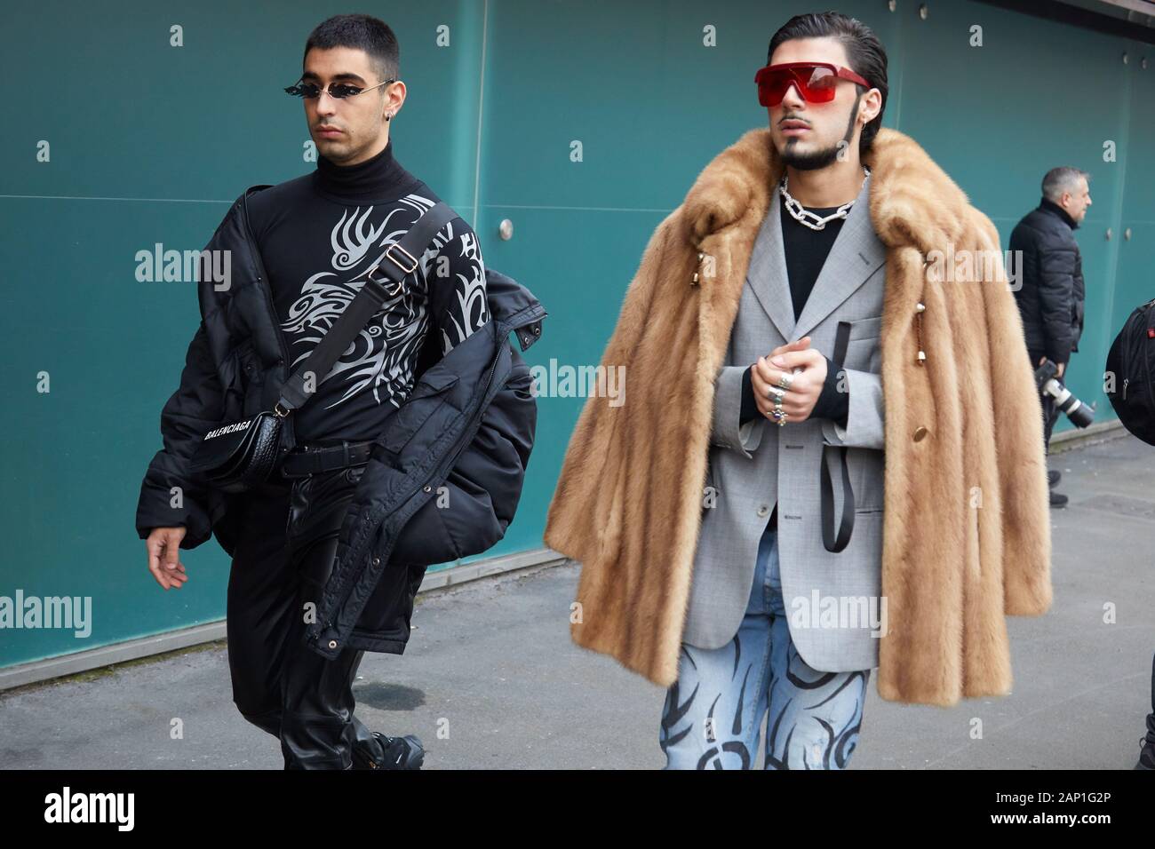 MILAN, ITALIE - 14 janvier 2019 : les hommes avec sac Balenciaga noir et  beige fourrure avant Marco de Vincenzo fashion show, Milan Fashion Week  street style Photo Stock - Alamy