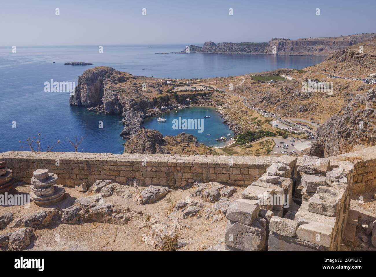 Vue sur la baie de St Paul de l'Acropole de Lindos, Rhodes, Grèce Banque D'Images