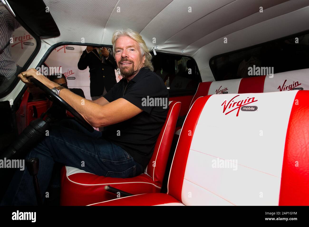 Johannesburg, Afrique du Sud - Octobre 02, 2013 : Richard Branson assis dans Mini Car chez Virgin Mobile record mondial Guinness tentative et réalisé le montage Banque D'Images