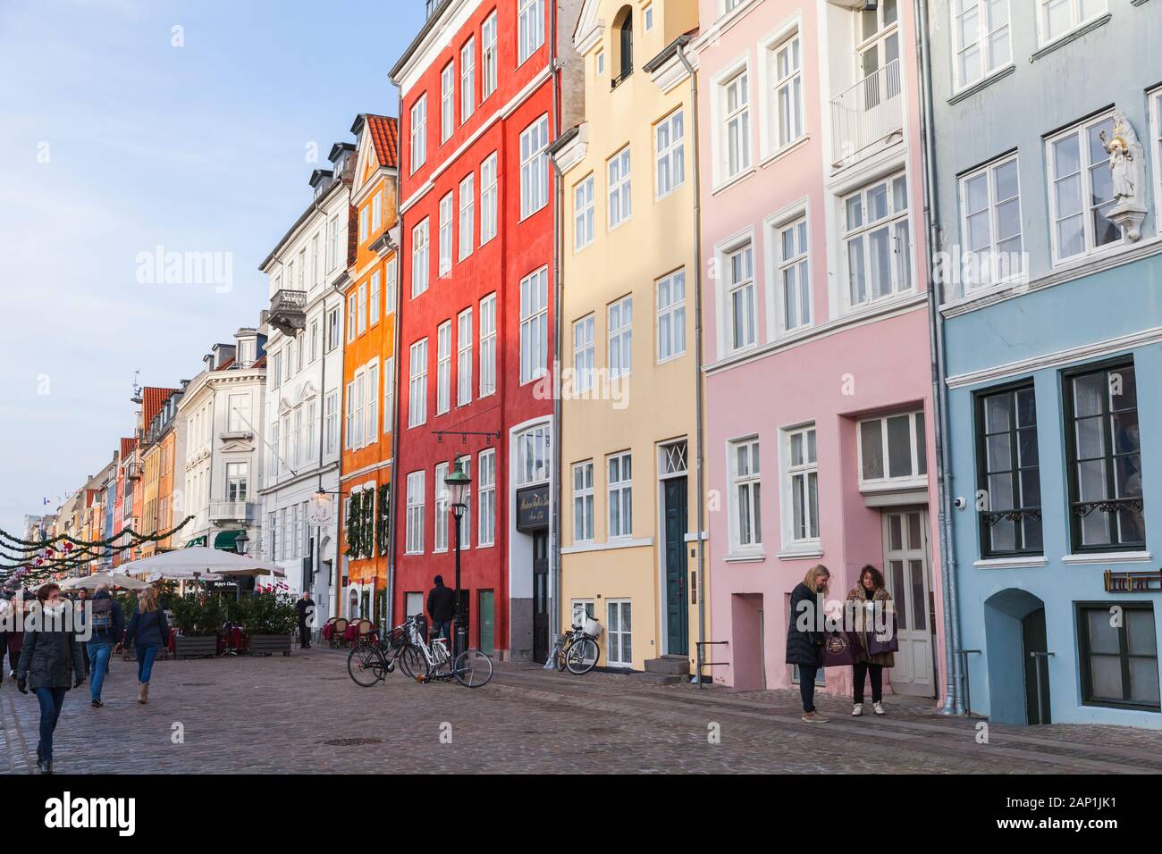 Copenhague, Danemark - 9 décembre 2017 : Ancienne maisons colorées à la suite, l'architecture traditionnelle de style Copenhague, les gens ordinaires à pied la rue Banque D'Images