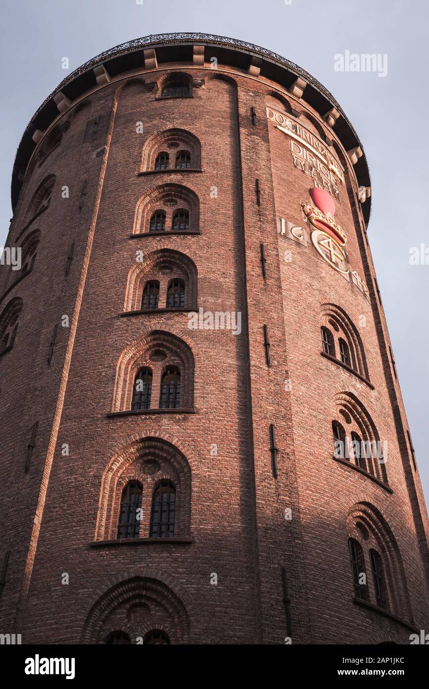Copenhague, Danemark - 10 décembre 2017 : l'extérieur de l'Rundetaarn, ou la tour ronde. Il s'agit d'une tour du 17ème siècle situé dans le centre de Copenhague. Sur Banque D'Images