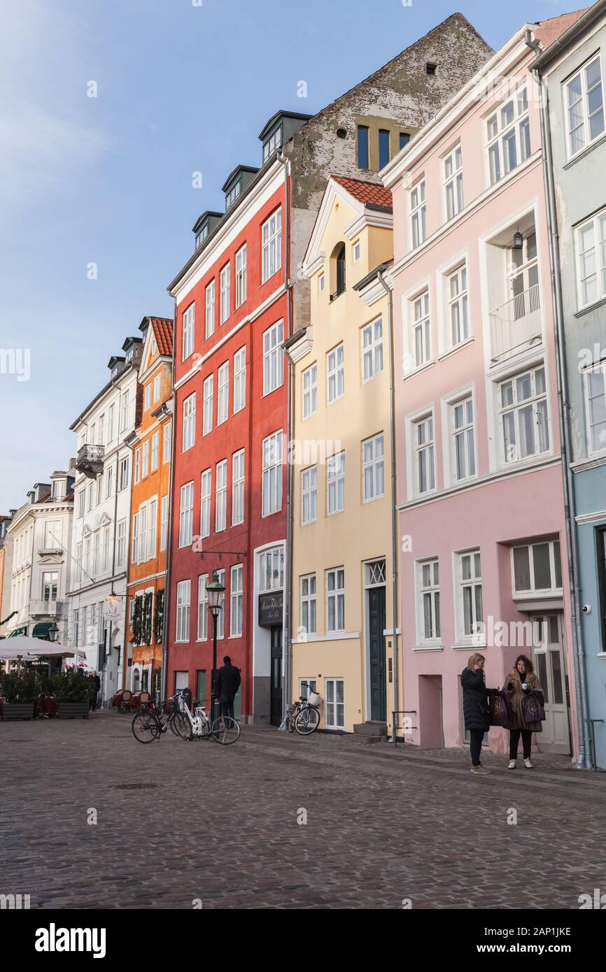 Copenhague, Danemark - 9 décembre 2017 : les vieilles maisons d'affilée, architecture traditionnelle de Copenhague, les gens ordinaires à pied la rue. La verticale Banque D'Images