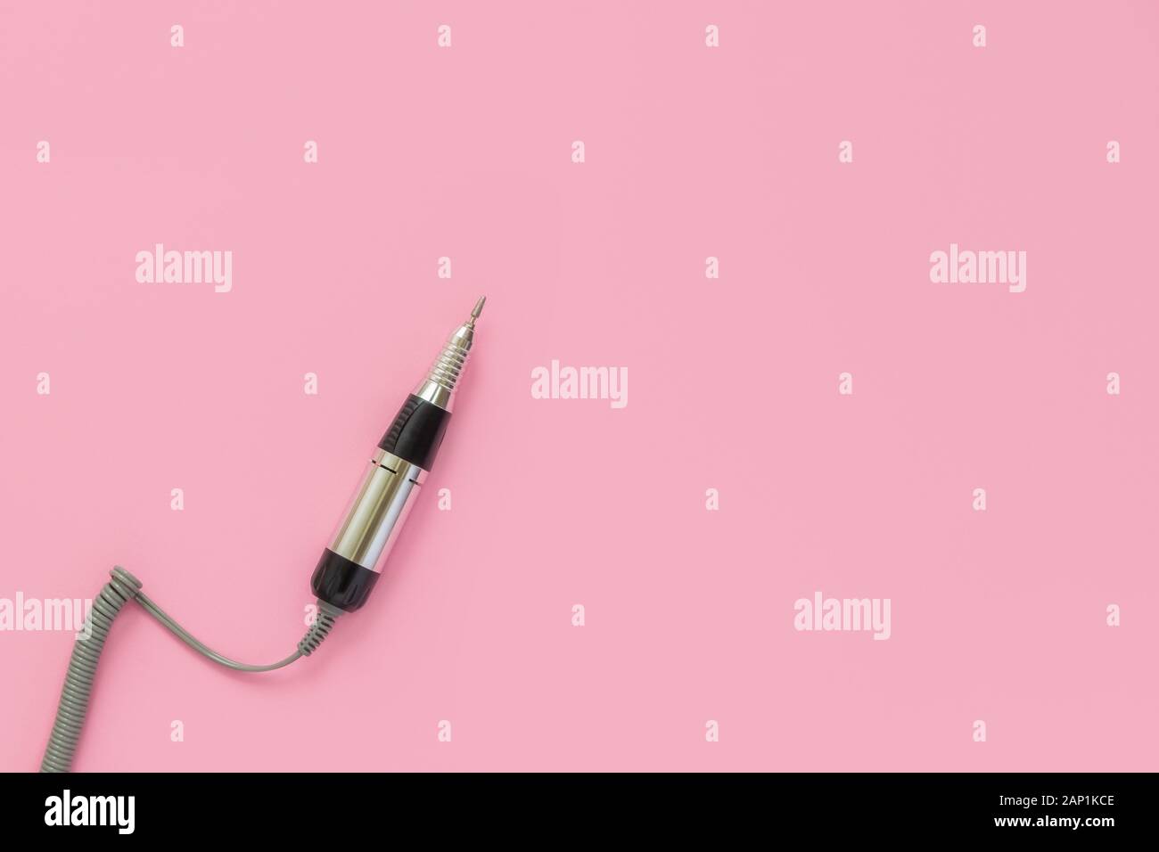 Machine électrique manucure ongle Professionnel stylo sur fond rose pastel Banque D'Images