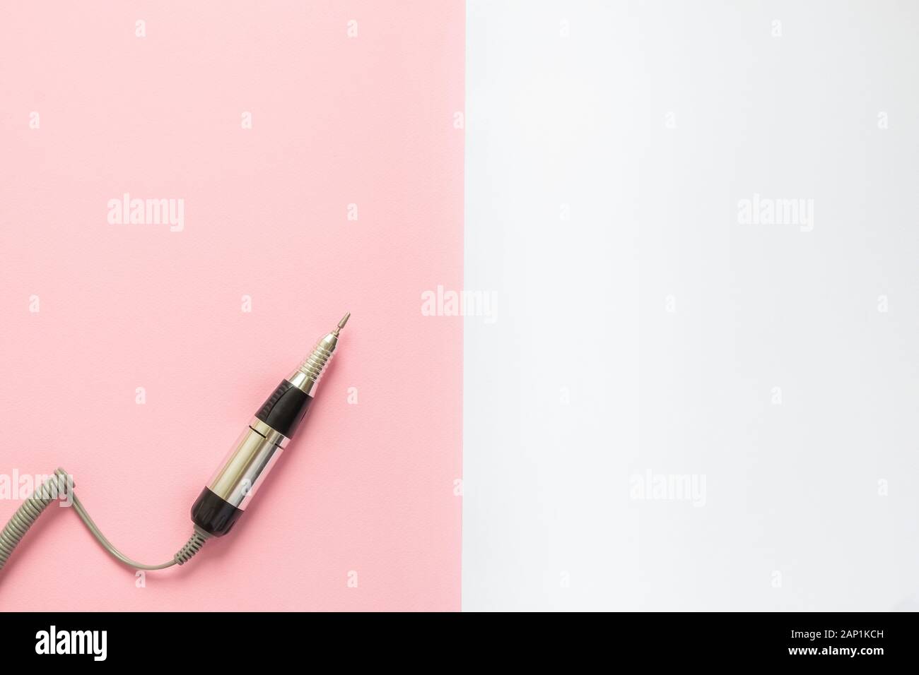 Electric Nail Drill Machine Pen sur rose et blanc fond graphique Banque D'Images