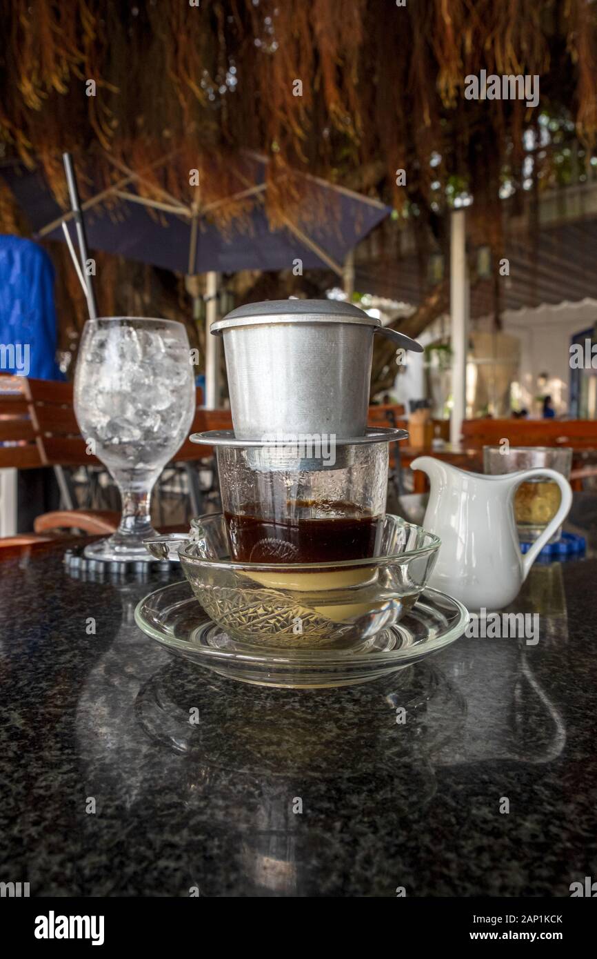 Café vietnamien traditionnel avec du lait concentré dans le close up Banque D'Images