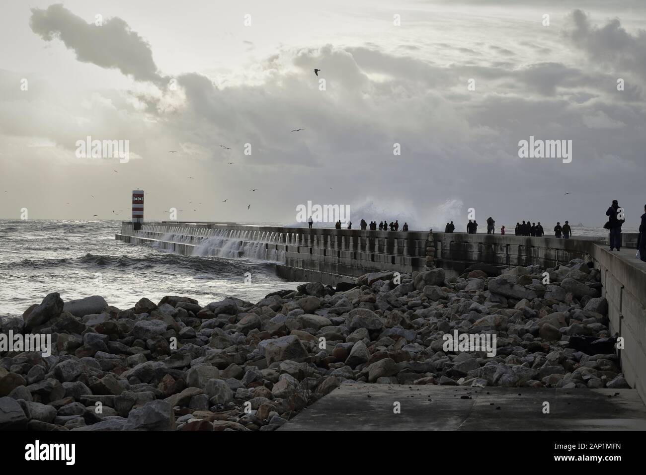 Silhouette d'observer la tempête au coucher du soleil Banque D'Images