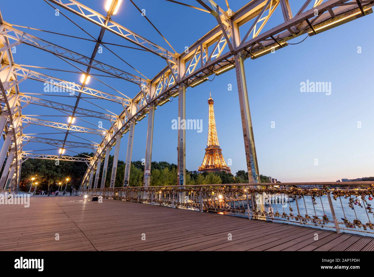 Le long crépuscule Passerelle Debilly - passerelle avec la Tour Eiffel et de la Seine au-delà, Paris, France Banque D'Images