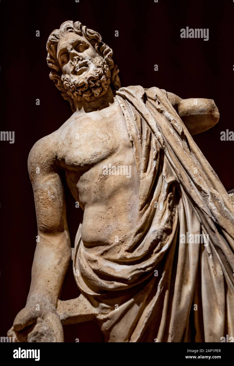 ANTALYA, TURQUIE - le 18 janvier 2020 : Zeus Statue en marbre. Musée Archéologique d'Antalya est l'un des plus grands musées de la Turquie situé dans la ville d'Antalya en Tur Banque D'Images