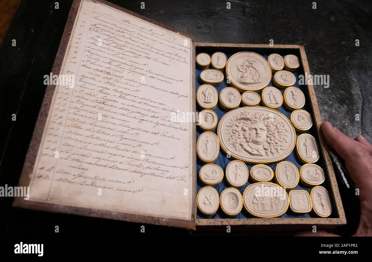 Battersea Park, London, UK. 20 janvier 2020. L'hiver d'Antiquités Décoration & Textiles Fair s'ouvre du 21 au 26 janvier 2020. De droit : Rare série complète de volume 10 Pietro Poletti, 1801-1847, Rome. Credit : Malcolm Park/Alamy Live News. Banque D'Images