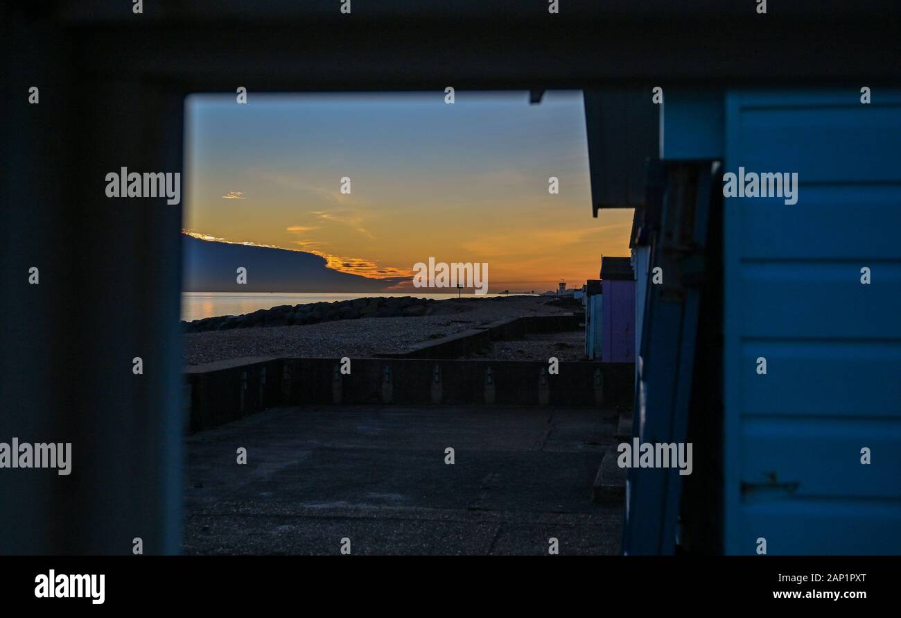 Shoreham-by-Sea UK 20 Janvier 2020 : des nuages et coucher de soleil sur la plage à Shoreham-by-Sea à l'ouest de Brighton à Sussex . Crédit : Simon Dack / Alamy Live News Banque D'Images