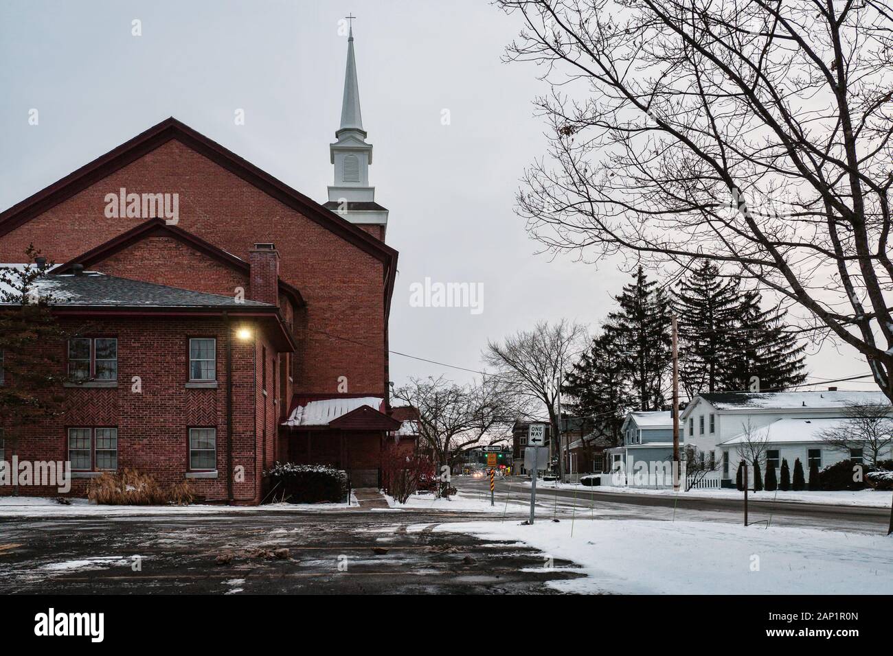 Petite ville avec l'église en brique rouge sur une soirée d'hiver Banque D'Images Petite ville avec l'église en brique rouge sur une soirée d'hiver Banque D'Images