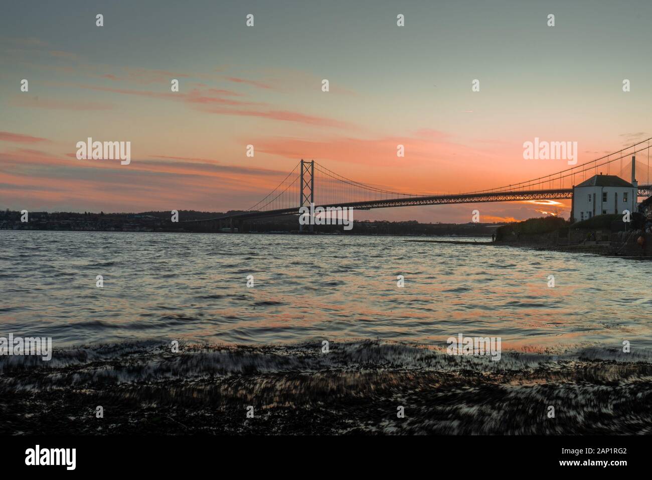 Sunset Forth Road Bridge, North Queensferry, Écosse, Royaume-Uni Banque D'Images