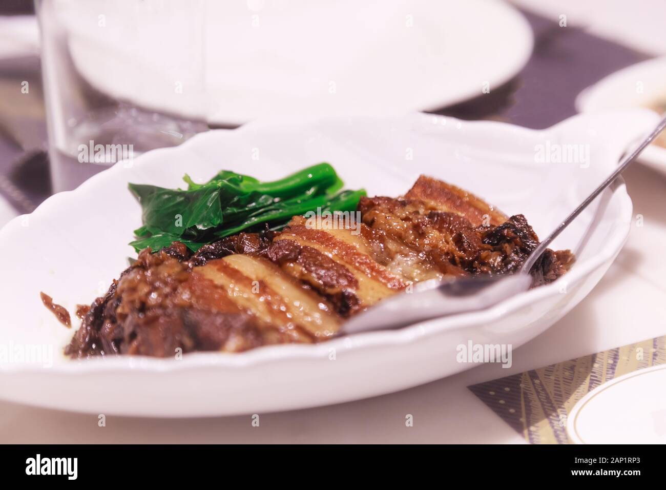 Chinois traditionnel Thaï plat de nourriture, de délicieux Lard cuit à la vapeur servi avec du chou Moutarde Santow. Recette cuisine orientale Asiatique, délicatesse, Gourmet Banque D'Images