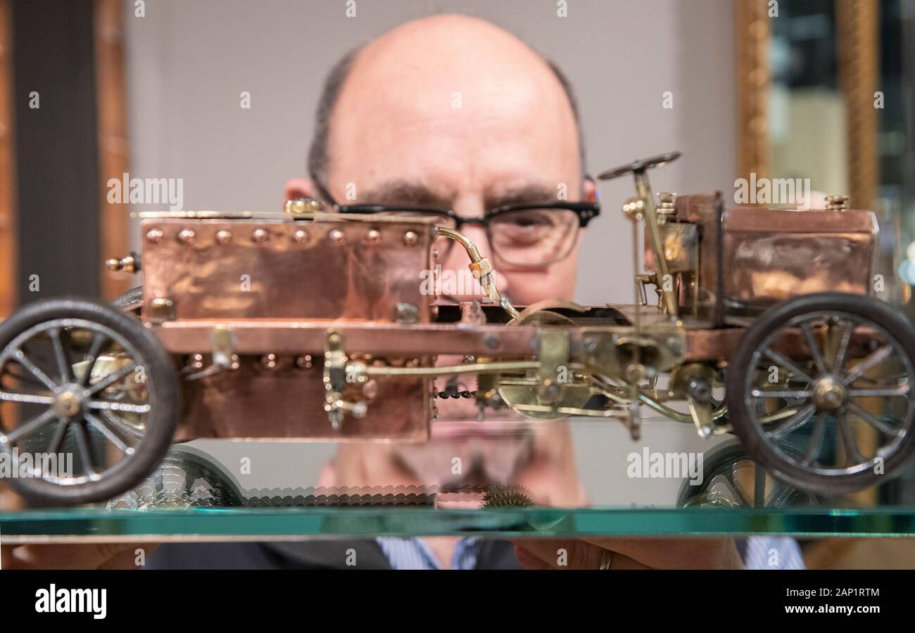 Battersea Park, London, UK. 20 janvier 2020. L'hiver d'Antiquités Décoration & Textiles Fair s'ouvre du 21 au 26 janvier 2020. Image : Modèle d'une voiture à vapeur alimentées au spirit avec vérin unique moteur à double effet, deux vitesses en marche avant et en marche arrière, transmission par chaîne à l'essieu arrière, les ressorts à lames, de travail de direction d'Ackerman. Construit par R.H. Walker MBE en 1909. Credit : Malcolm Park/Alamy Live News. Banque D'Images