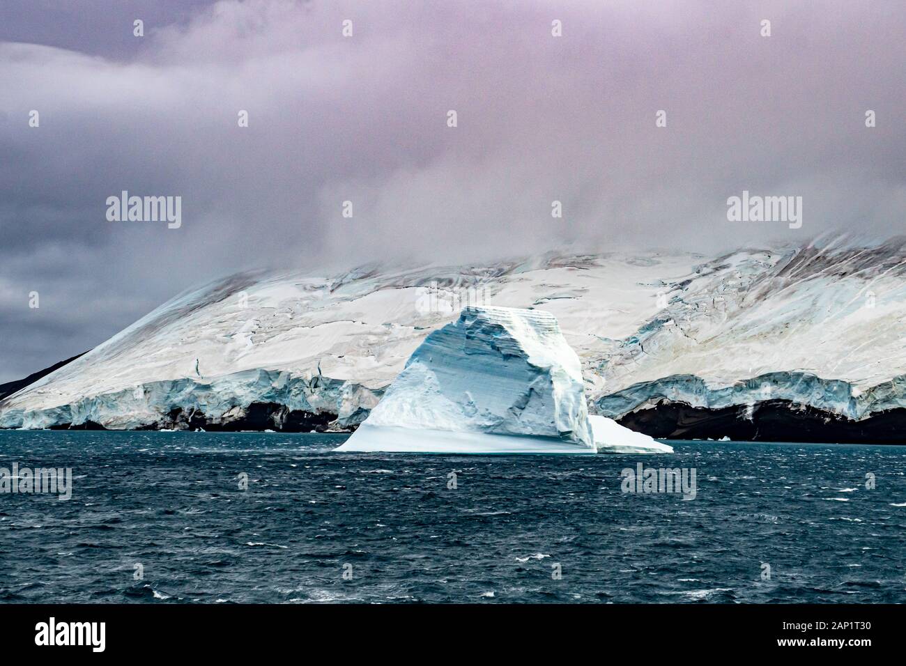 Iceberg de fusion avec banc de glace en premier plan, flottant dans la mer, de l'Antarctique Banque D'Images