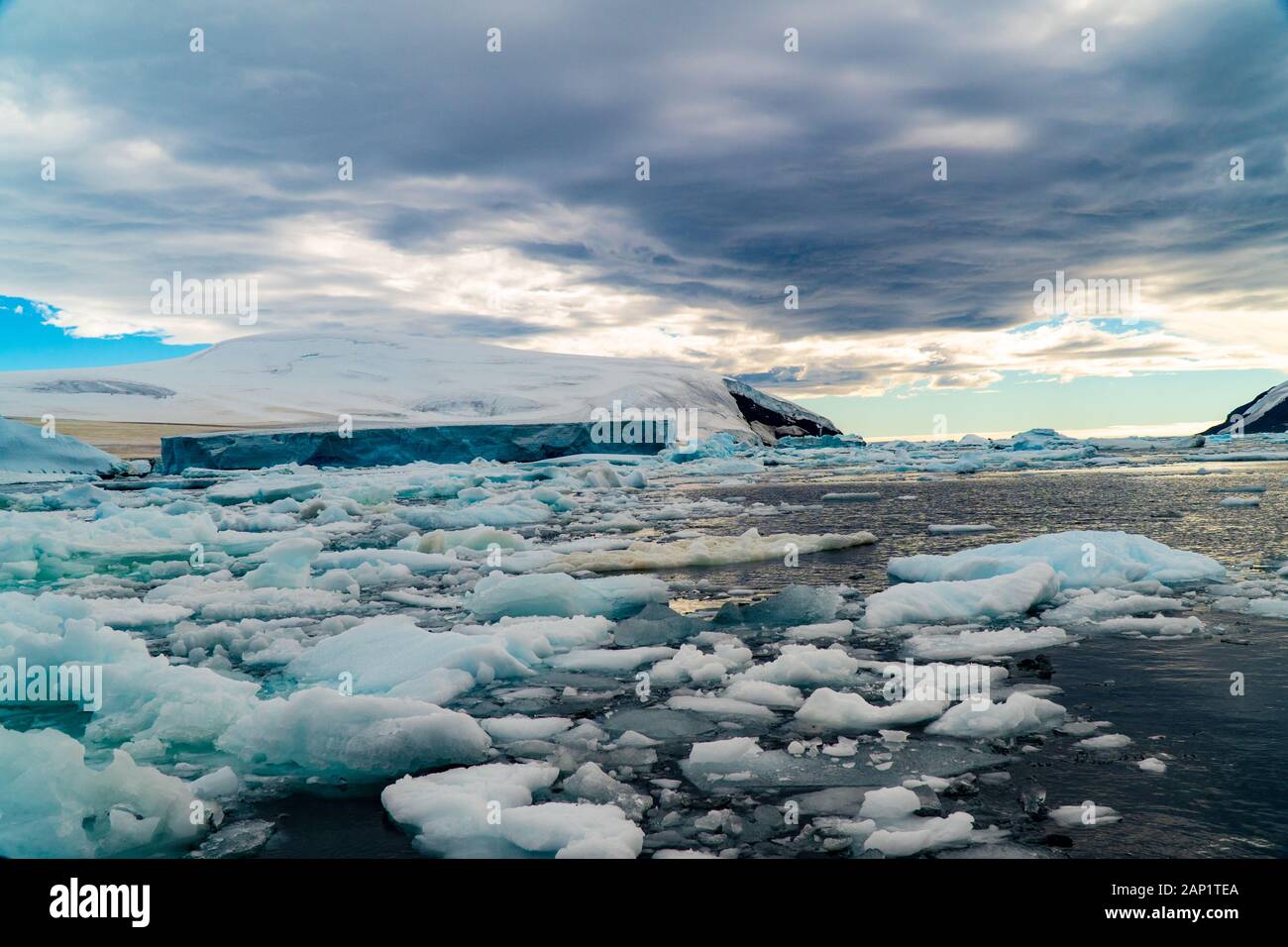 Iceberg de fusion avec banc de glace en premier plan, flottant dans la mer, de l'Antarctique Banque D'Images