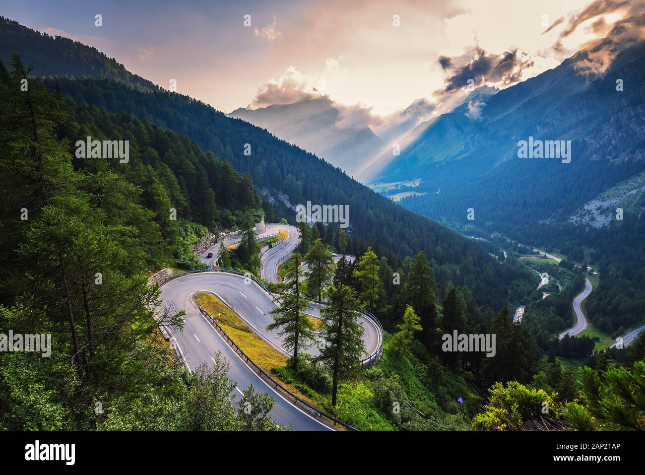 Route du col de Maloja en Suisse au coucher du soleil Banque D'Images