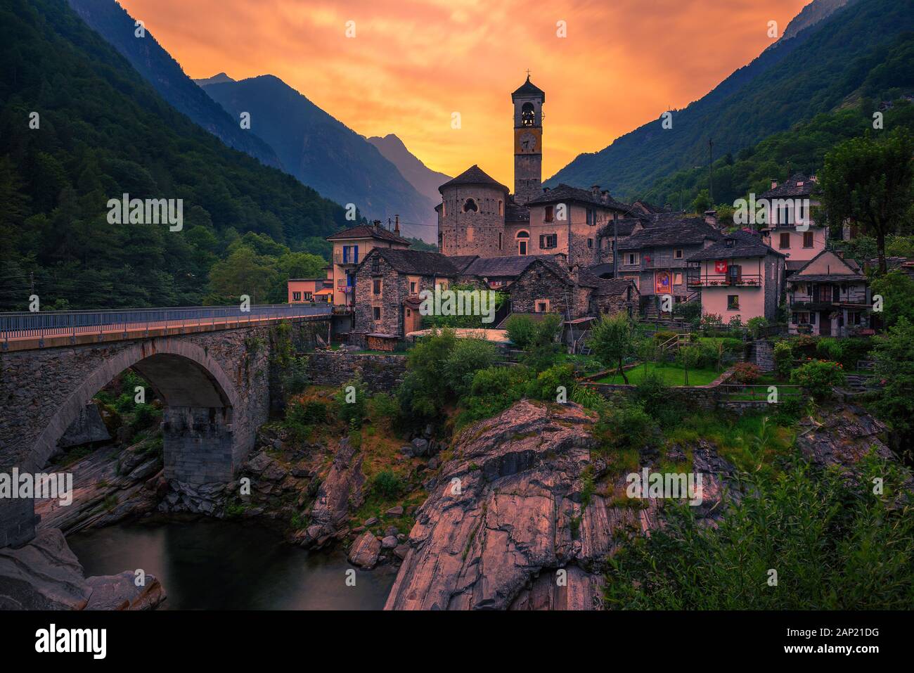 Coucher de soleil au-dessus du village de Lavertzzo dans les Alpes suisses, Suisse Banque D'Images