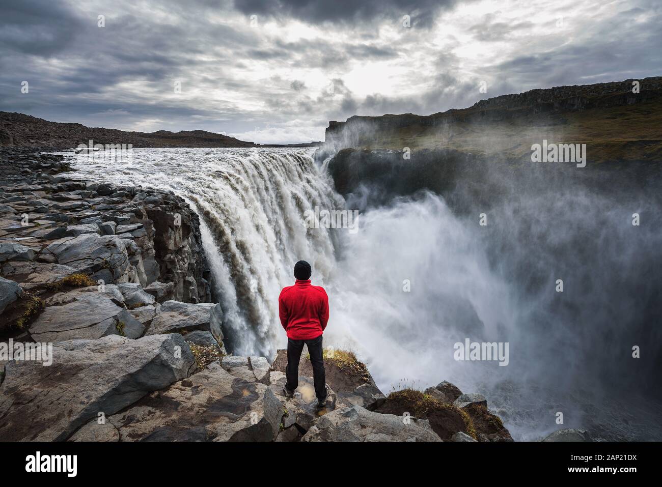 Randonneur se tenant près de la cascade de Dettifoss en Islande Banque D'Images