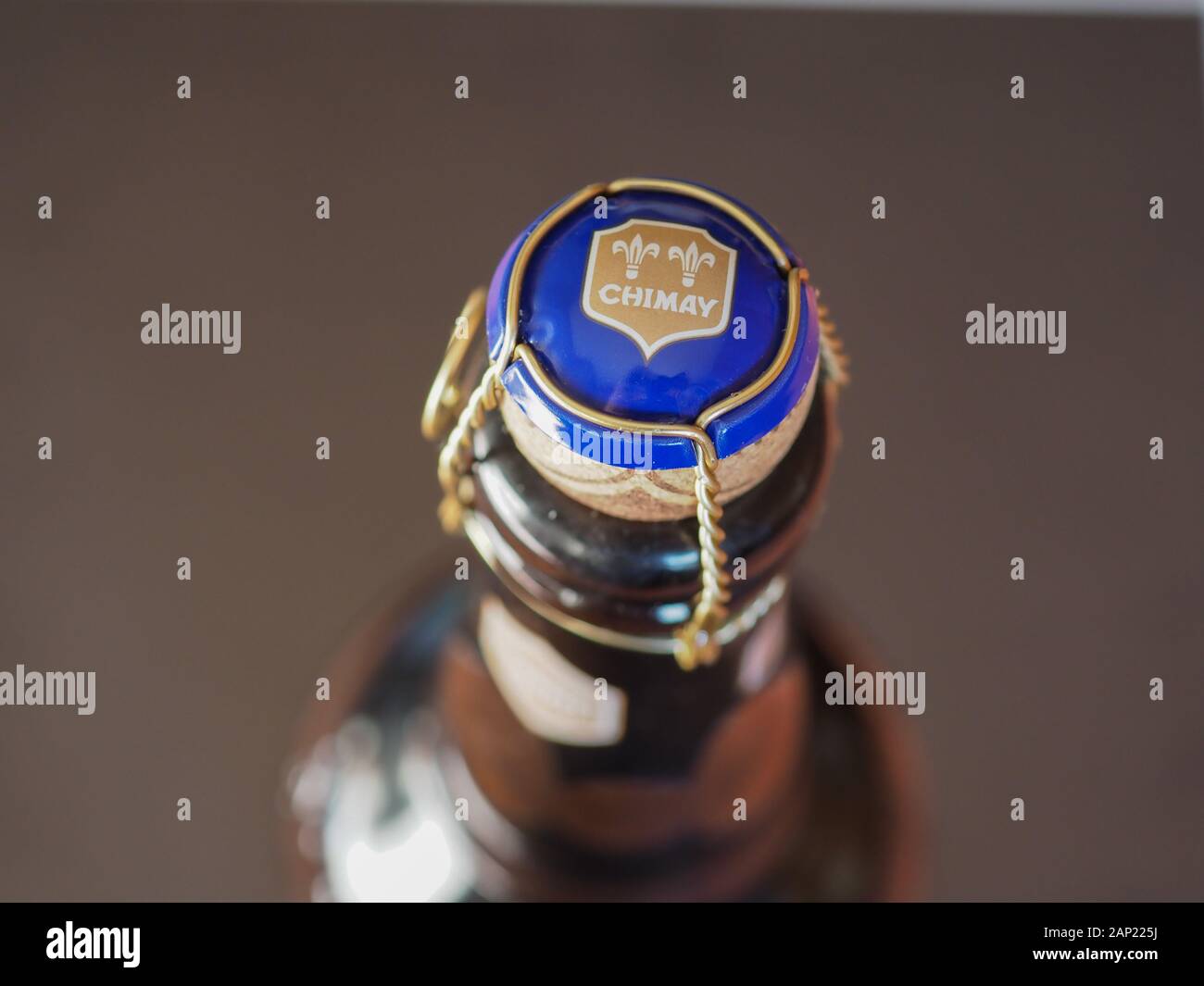 CHIMAY, BELGIQUE - CIRCA DÉCEMBRE 2019 : Chimay logo sur une bouteille de Chimay bière bleu Banque D'Images