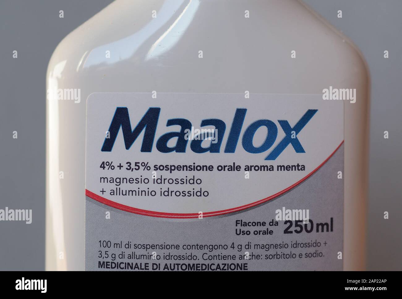 MILAN, ITALIE - CIRCA DÉCEMBRE 2019 : bouteille d'antiacide Maalox (version italienne) Banque D'Images