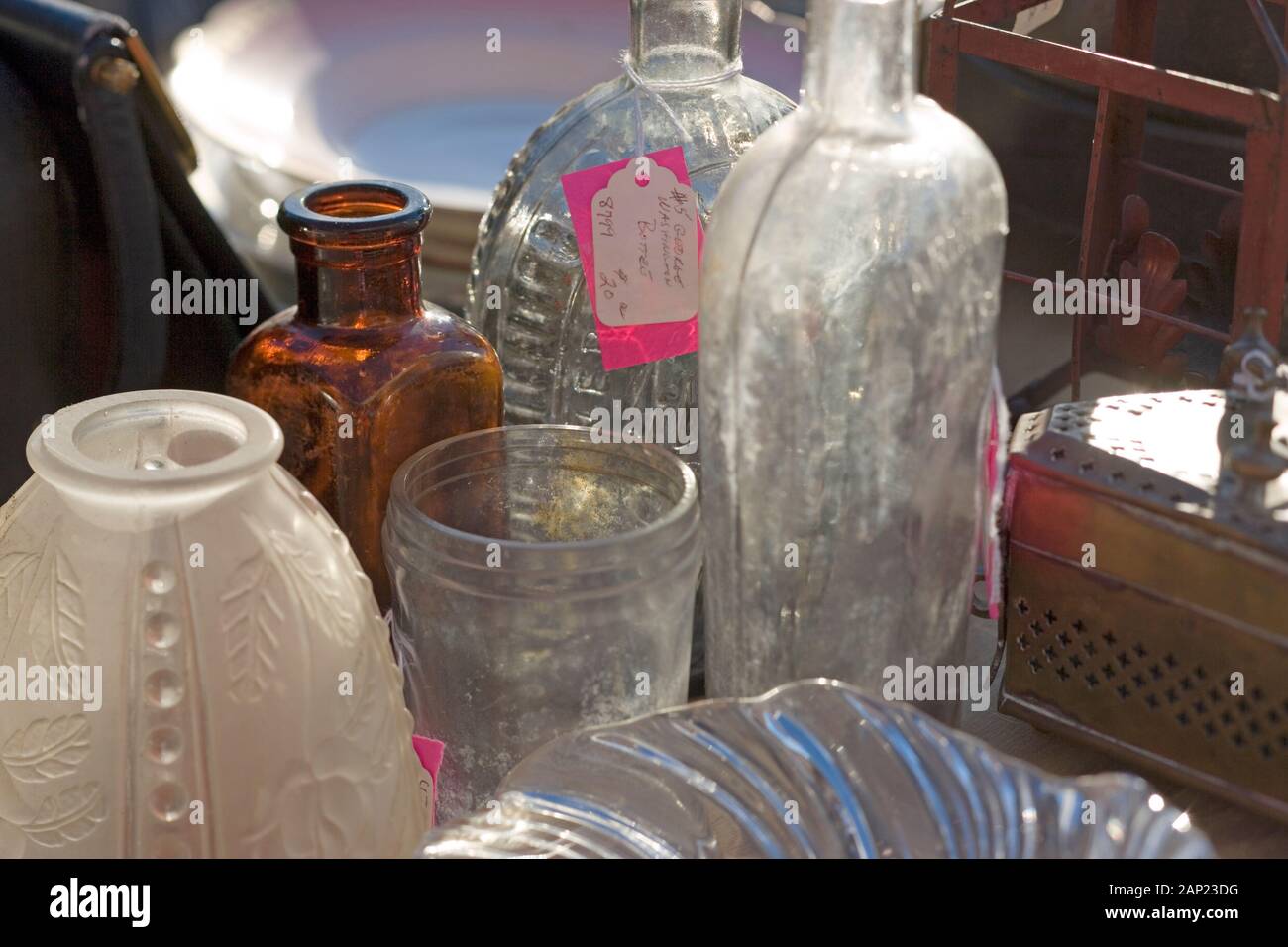 La vie encore de variété de percevoir les bouteilles et contenants de verre antique à vendre à un marché aux puces local Banque D'Images