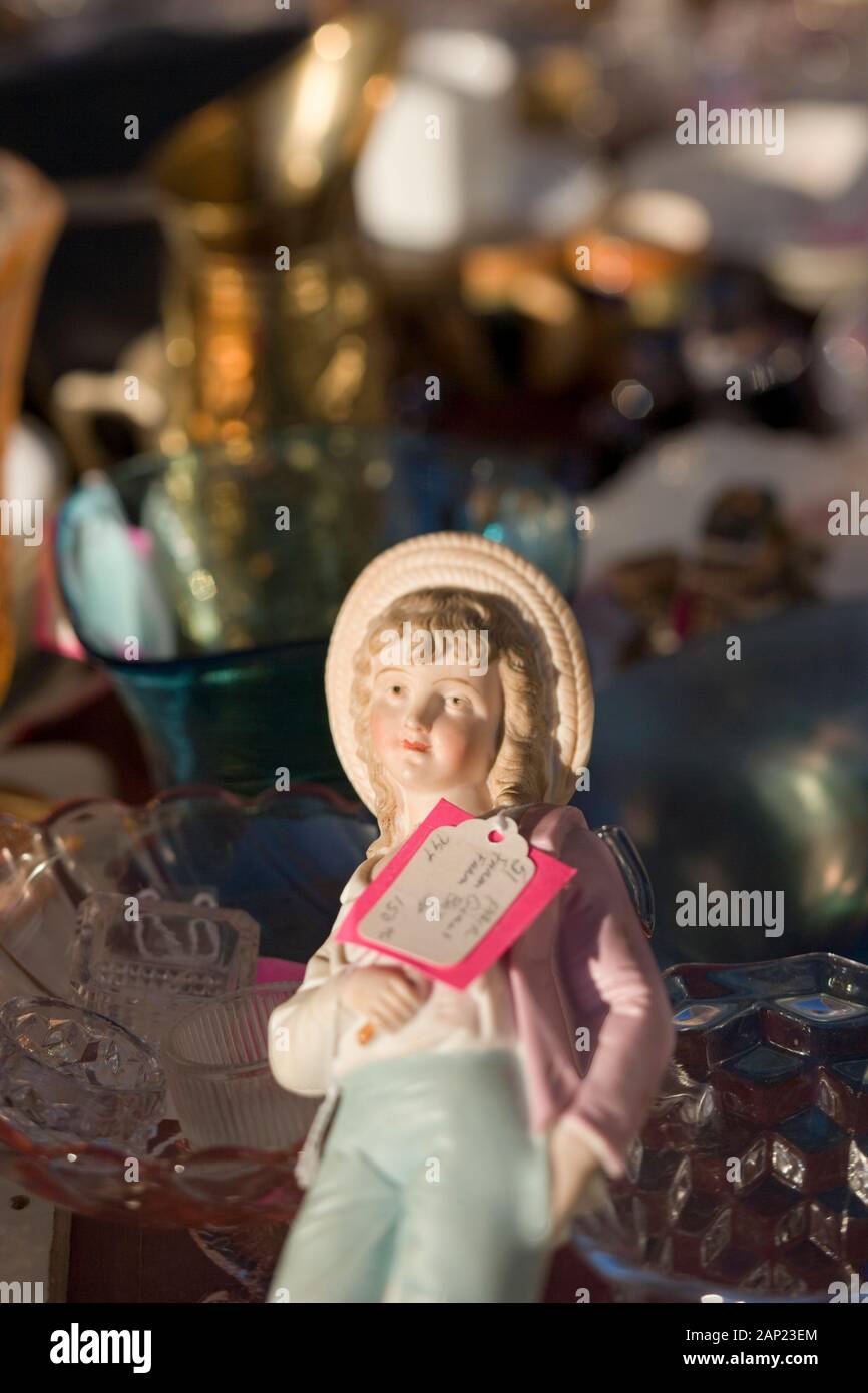 Antique vintage collection fragile figurine en porcelaine à vendre à un marché aux puces local Banque D'Images