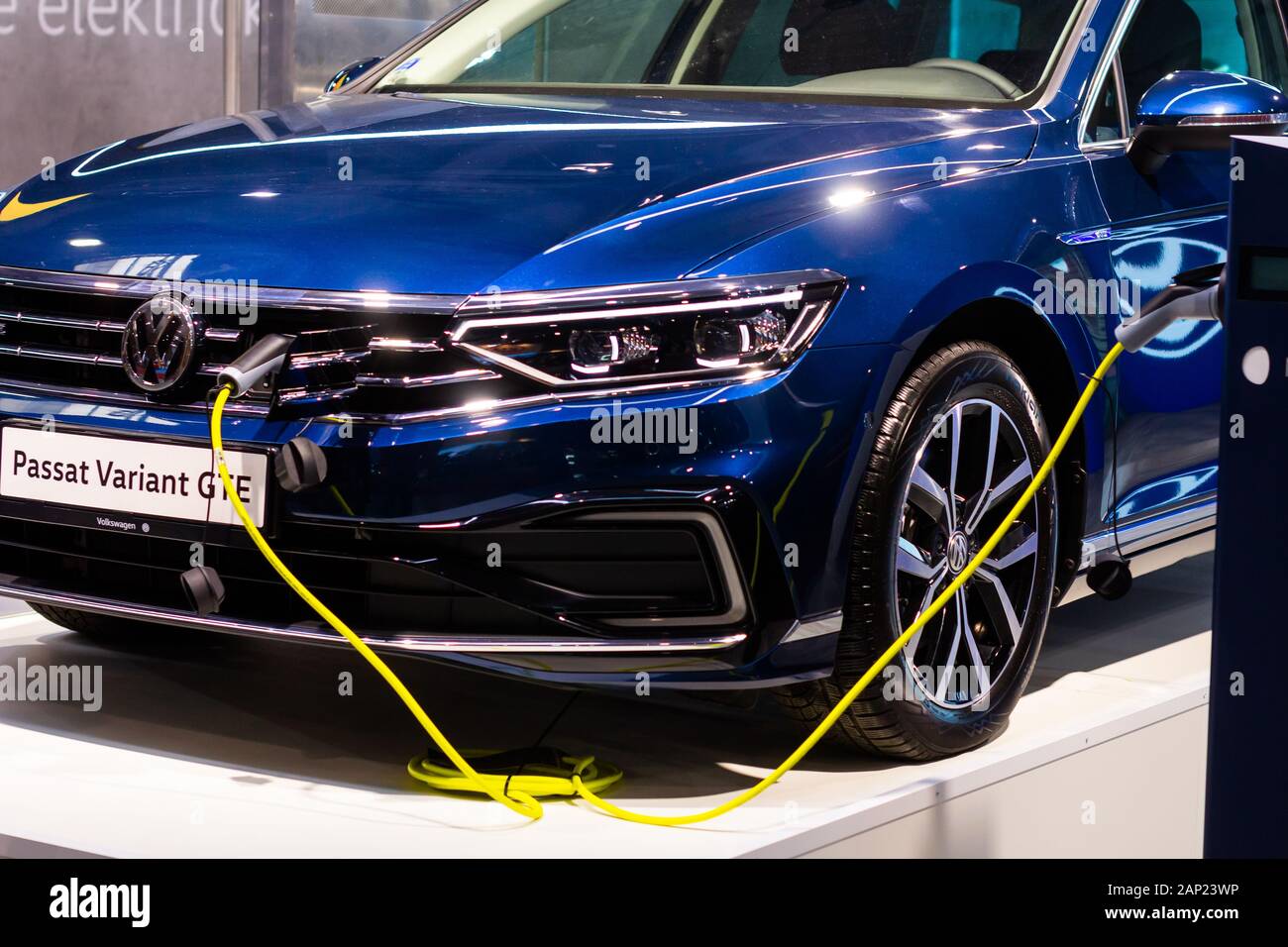 La facturation d'un plug-in Hybrid Volkswagen Passat Variant GTE avec le cordon d'alimentation branché, Prague, Tchéquie, novembre 2019. Banque D'Images